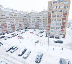 Четырёхместные апартаменты с балконом и с видом на город в Квартира на бульваре Олега Волкова 3