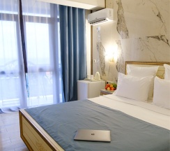 Студия Панорамная улучшенная с балконом, мини кухней и видом на город и море в Амбассадор