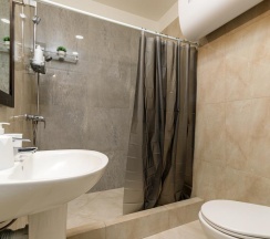 4-местные апартаменты с отдельной спальней и балконом (#52) в Geo Apart