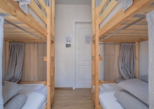 Кровать в 6-местном женском номере (общие удобства) в Hot Place Guest House