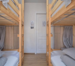 Кровать в 6-местном женском номере (общие удобства) в Hot Place Guest House