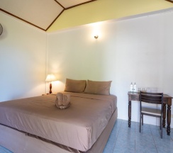 Двухместное бунгало с видом на сад двуспальная кровать в Good Days Lanta Beach Resort