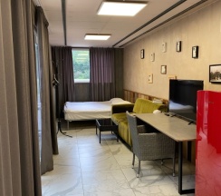 Двухместный коттедж с красивым видом из окна двуспальная кровать в Koban Spa Resort