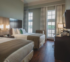 Двухместный номер с балконом и с видом на реку двуспальная кровать в The Cotton Sail Hotel, Tapestry Collection By Hilton