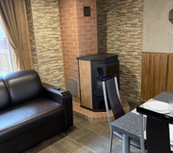 Шестиместный коттедж Comfort с 3 комнатами с красивым видом из окна в Дубки