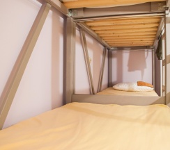 Кровать в 8-местном общем номере Сиреневый в Эко