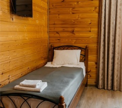 Двухместный номер с двуспальной кроватью и дополнительной кроватью в Пик Архыза