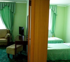 Стандарт Семейный 2х комнатный с двуспальной, двумя односпальными кроватями и диваном в Алия