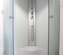 Кровать в общем номере с красивым видом из окна в Пётр первый