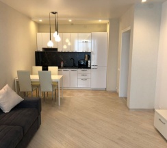 Улучшенные апартаменты с гостиной и спальней в Sibgat Apartments
