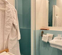 Номер улучшенный с 1 двуспальной кроватью №403 в Эккос