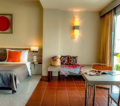 Двухместный семейный номер Deluxe с видом на горы в Sino House Phuket Hotel