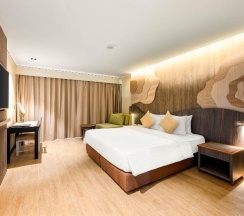 Двухместный номер Deluxe с видом на бассейн двуспальная кровать в Amora Beach Resort Phuket