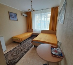 Двухместный номер с двуспальной кроватью + односпальная кровать в Синяя крыша