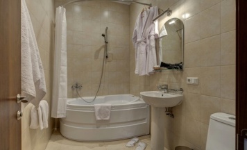 Улучшенный номер с диваном и джакузи в A`capella hotel