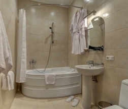 Улучшенный номер с диваном и джакузи в A`capella hotel