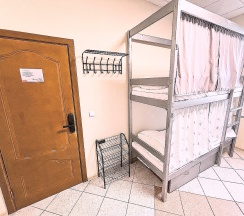Кровать в мужской 4х местной комнате с электронным замком в Аэроотель