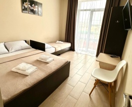 Трёхместный семейный номер Standard с балконом и с видом на горы в Людмила