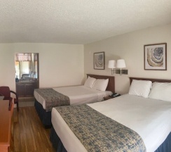 Четырёхместный номер Standard в Vantage Point Inn Woodland Hills