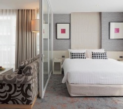 Двухместный полулюкс с видом на сад двуспальная кровать в Chor Cher - The Luxury Green Hotel