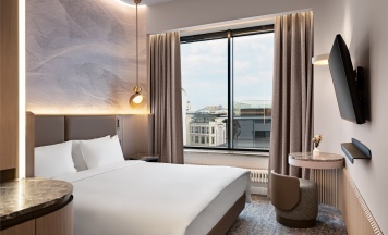 Улучшенный номер с видом во двор (на высоком этаже) с одной большой кроватью в Cosmos Selection Moscow Arbat