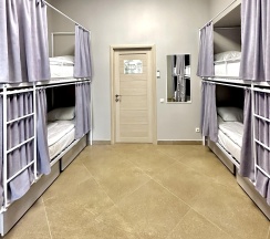 Кровать в 8-местном общем женском номере в Sova