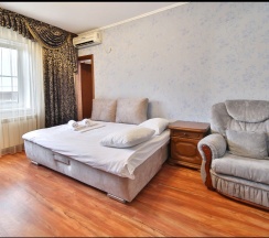 Семейный двухкомнатный номер с балконом в Черномор