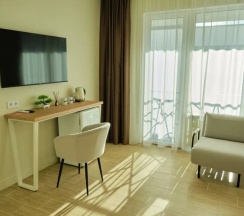 Улучшенная четырёхместная комната в Deus