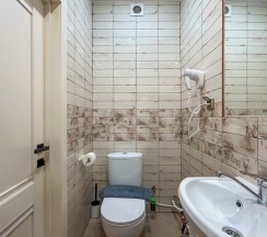 Двухместный номер с одной большой двуспальной кроватью и собственной ванной комнатой в Goldie Home