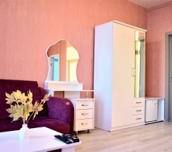 №9. Семейный номер с двуспальной кроватью, диваном и видом на Байкал в Прибой