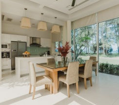 Вилла с 3 комнатами с красивым видом из окна в Splash Beach Villa Resort