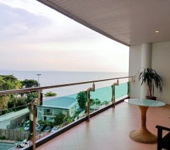 Семейный люкс с видом на море в Royal Beach View Suites