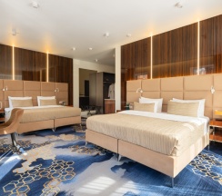 Апартаменты для 5 гостей в V Hotel&Rooftop lounge