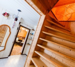 Коттедж с балконом и с красивым видом из окна в Филин дом