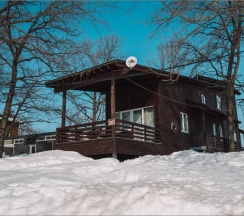 Коричневый дом на 10 спальных мест. 4 отдельных комнаты и одна гостиная в Шведские дачи