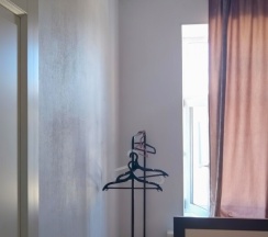 Стандартная двухместная комната с 1 кроватью, с общей ванной комнатой и видом на город в Мир