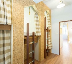 Кровать в общем номере в Barn and Bed Hostel