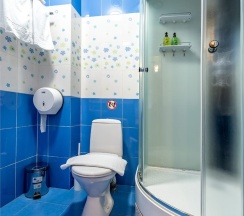 Бюджет 15м2 . Туалетная комната общая на 3 номера. в Dream House