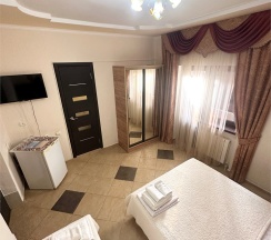 Трехместный номер с отдельным выходом во двор в Guest house city center