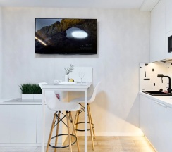 Двухместный номер Deluxe с балконом и с видом на город 2 отдельные кровати в Апартаменты Новые в Минск-Мир возле Avia mall