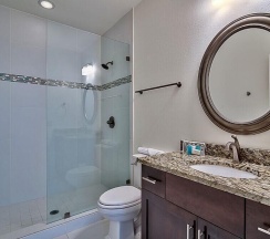 Коттедж с 4 комнатами с видом на море в Beach Nest 4 Bedroom Holiday Home by Five Star Properties