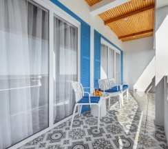 Люкс с 2 комнатами с балконом и с красивым видом из окна в Villa Blanca