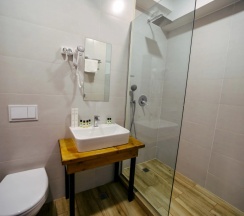 Двухместный номер Standard с балконом (двуспальная кровать) в Отель Mountain House Kazbegi