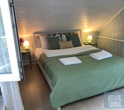 Домик у реки в River Villa