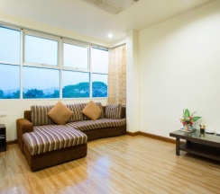 Люкс с балконом в Tharakiree Place Hotel