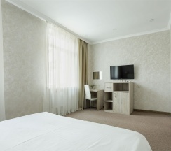 Сьюит трехкомнатный с двумя спальнями без балкона вид на парк в Кавказ