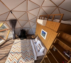 Геокупол на первой линии (размещение строго без животных) в Майтри кэмп на Финском заливе