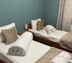 ДВУХМЕСТНЫЙ СТАНДАРТ с внешней личной ванной комнатой  и дополнительным местом в Ля Вилла