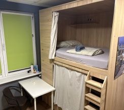 Кровать в общем номере в Флэтком