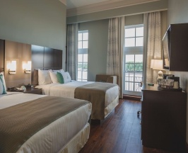 Четырёхместный номер с балконом и с видом на реку в The Cotton Sail Hotel, Tapestry Collection By Hilton